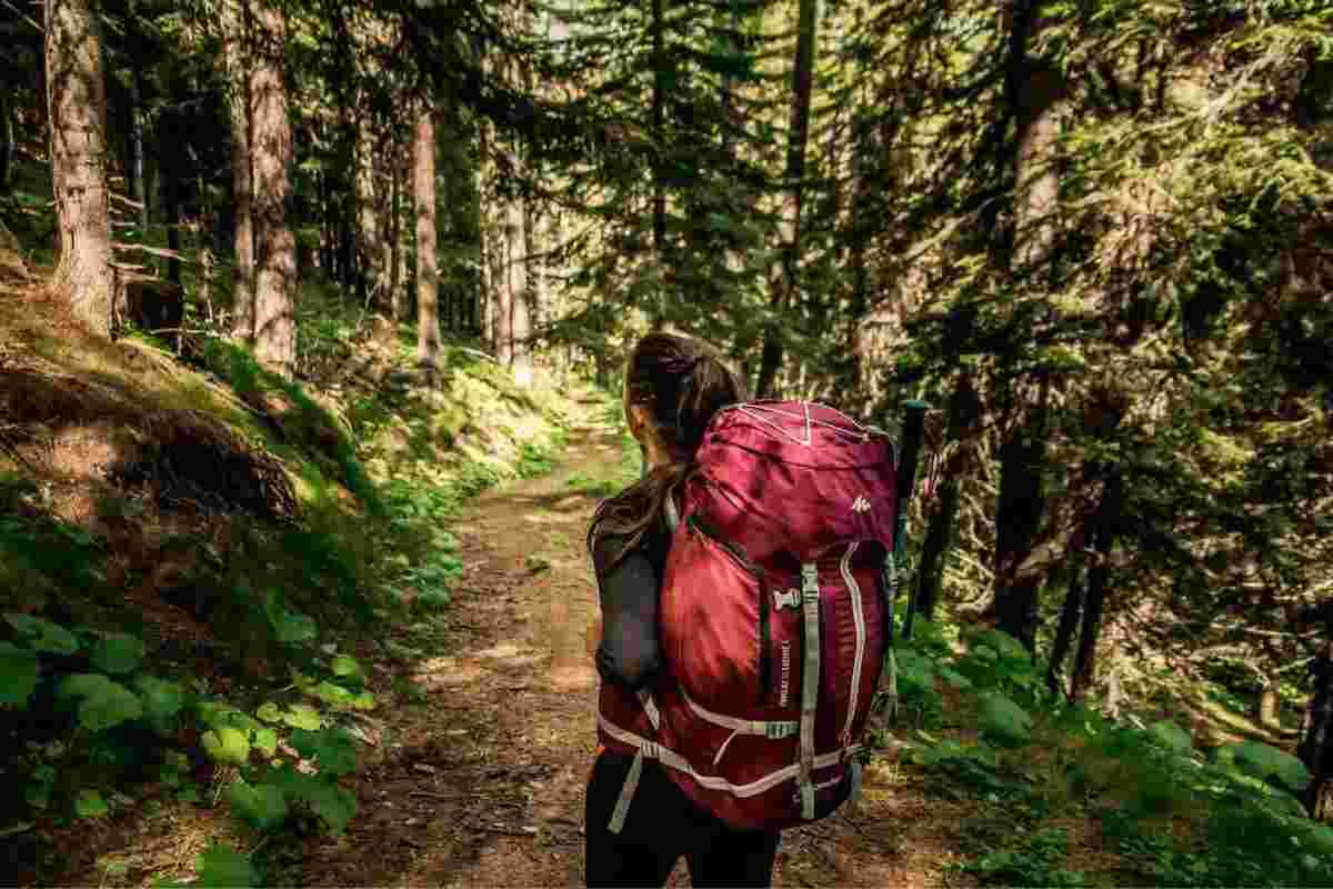 Trekking: una ragazza di fronte a un sentiero montano