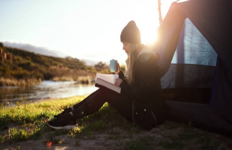 Ragazza legge in montagna