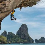 Atleta pratica l'arrampicata sportiva