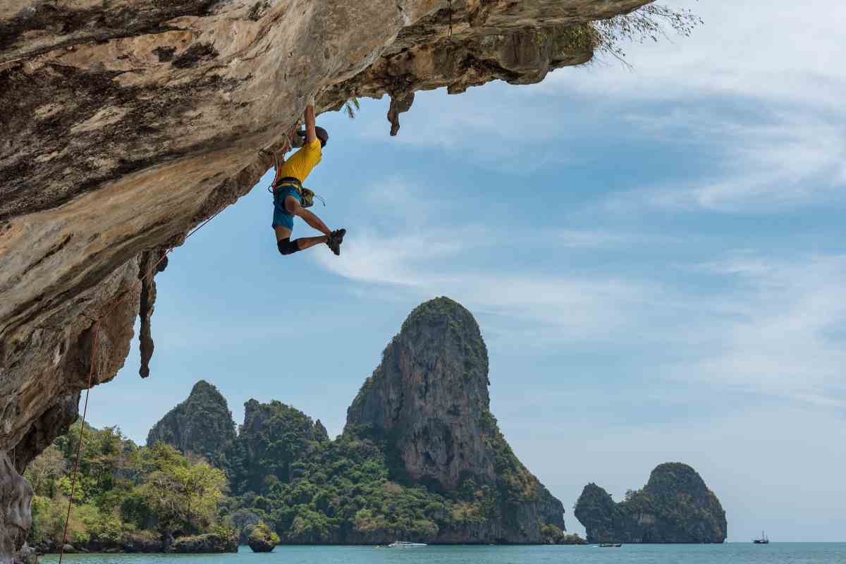 Atleta pratica l'arrampicata sportiva