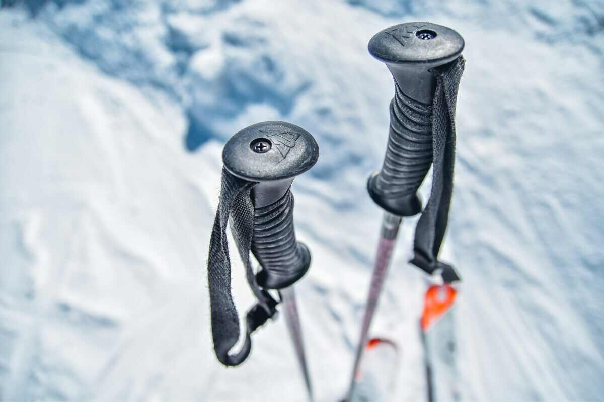 Bastoncini da sci conficcati nella neve visti dall'alto