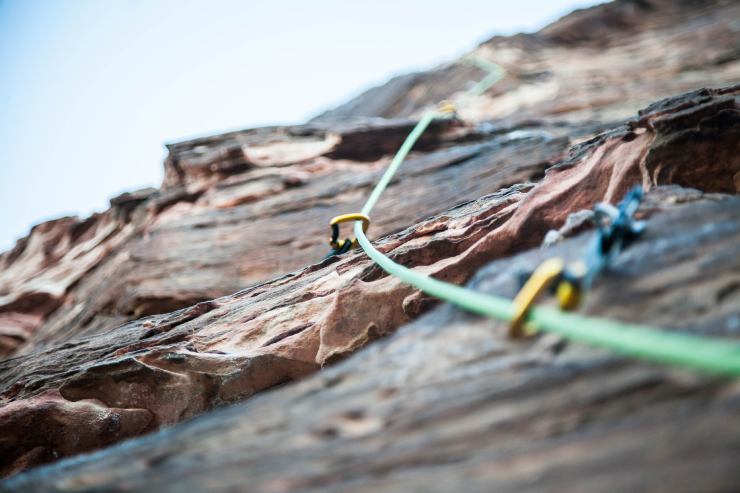 Corda da arrampicata su una parete