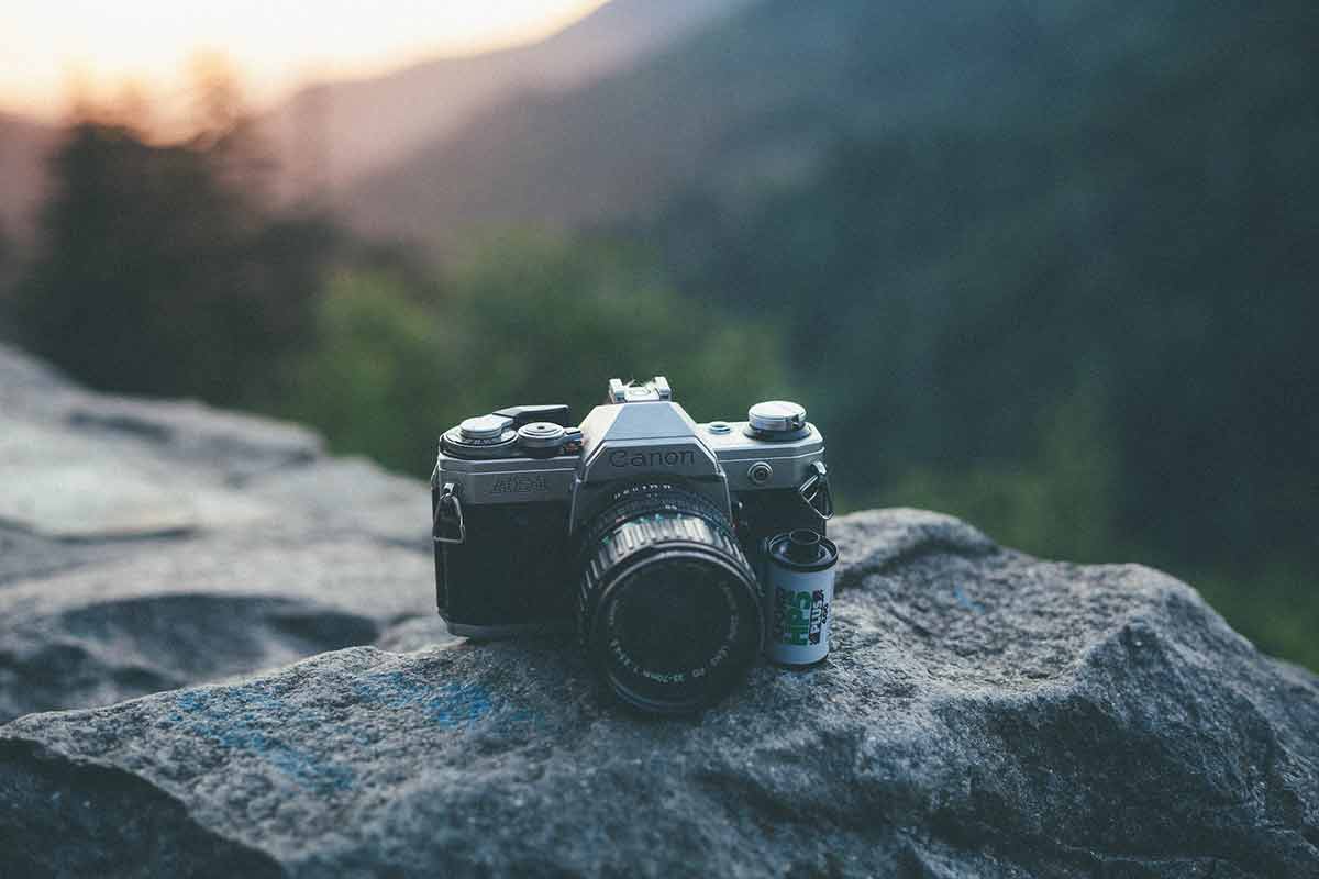 macchina fotografica in montagna