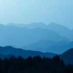 Un panorama di montagna sui toni del blu