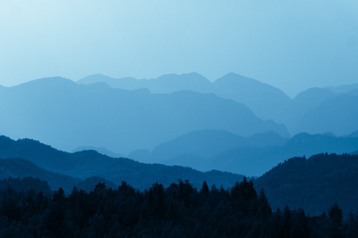 Un panorama di montagna sui toni del blu