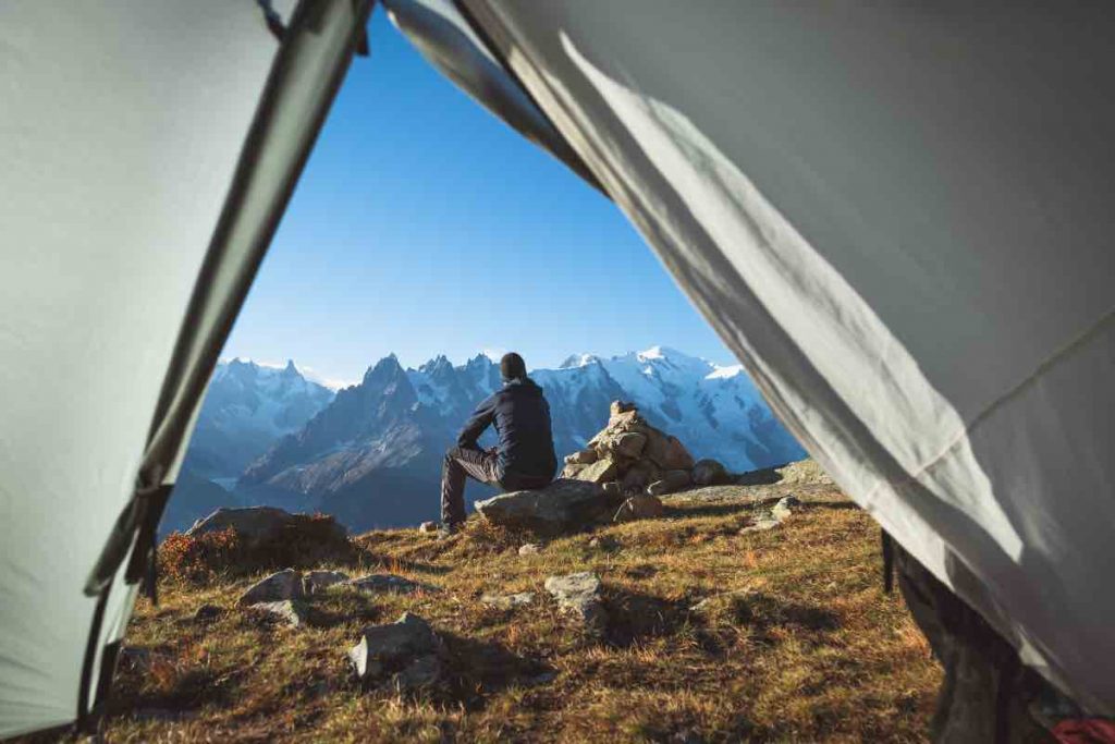 Un uomo osserva le montagne