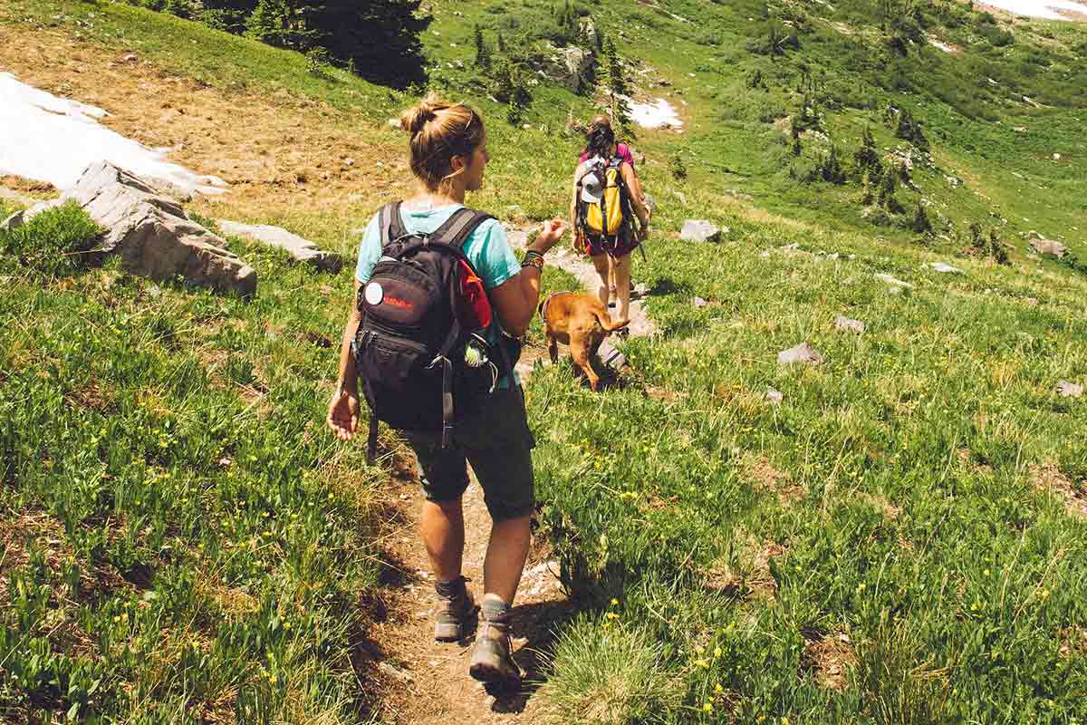 ragazze su sentiero di montagna