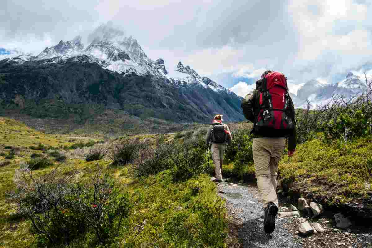 Coppia di persone che fa trekking