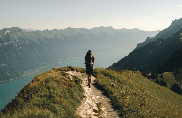 Persona pratica del trekking in montagna