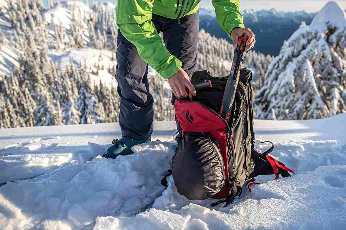 Zaino airbag con uomo in panorama montano innevato