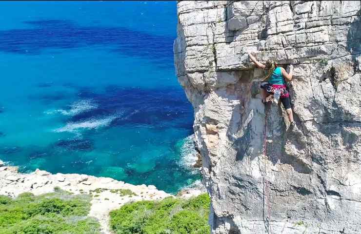 Falesia sul mare in Sardegna