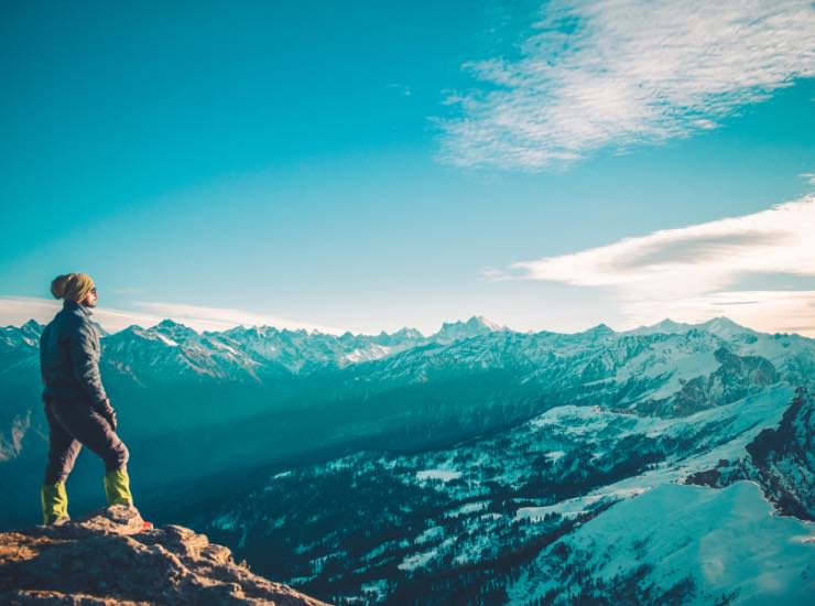 Un paesaggio di montagna sui toni dell'azzurro