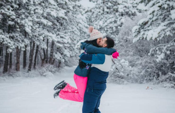 Coppia che trascorre San Valentino in montagna