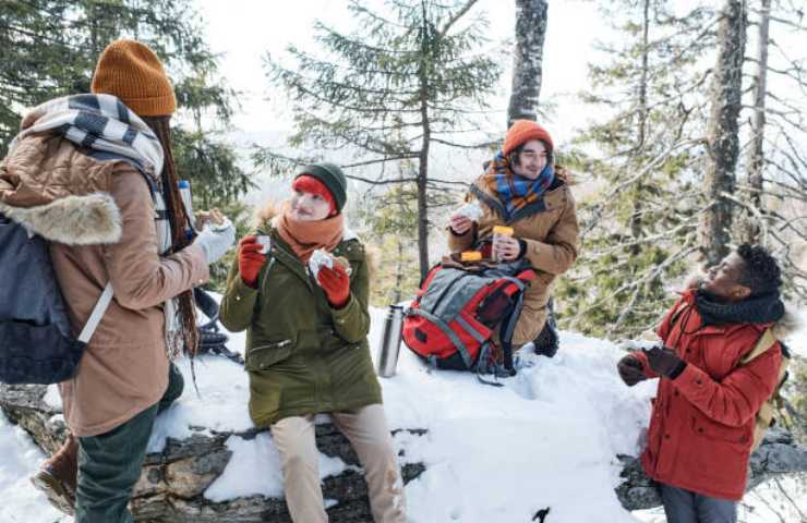 Mangiare durante un trekking sulla neve