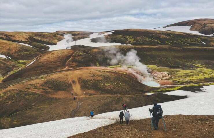 persone camminano lungo il sentiero di Laugavegur