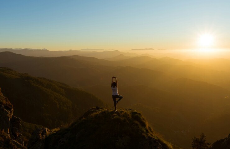 Donna fa yoga in montagna