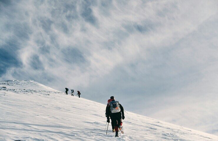 uomini fanno una salita in montagna