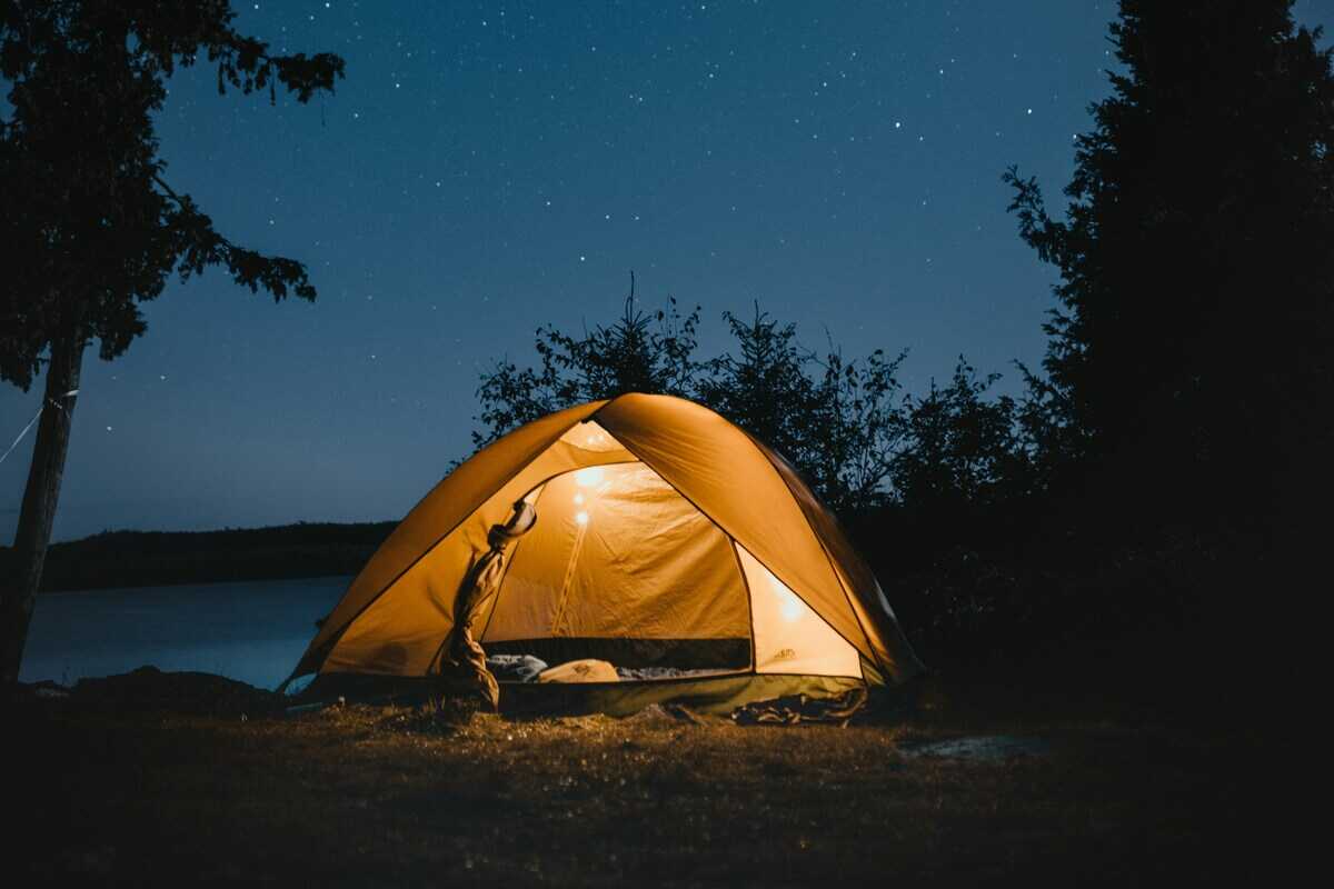 tenda da campeggio di notte