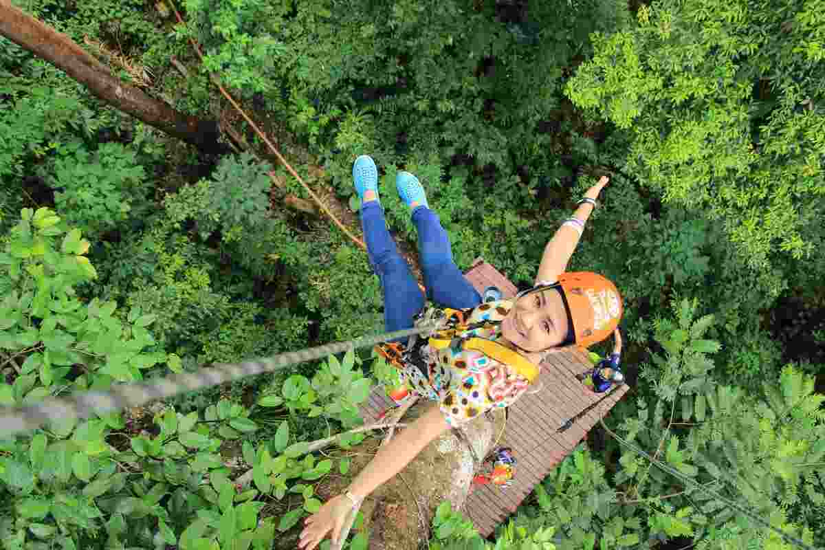 ragazza appesa alla zipline